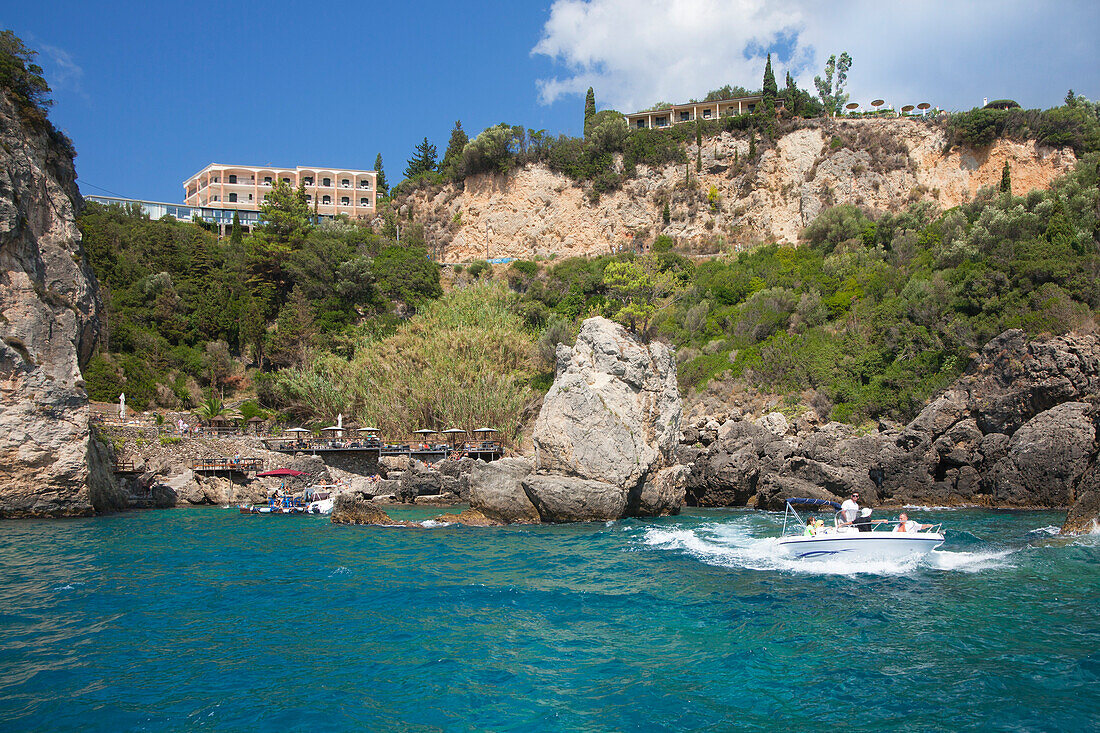 Strandbar La Grotta unterhalb des Paleo ArtNoveau Hotels, La-Grotta-Bay, bei Paleokastritsa, Insel Korfu, Ionische Inseln, Griechenland