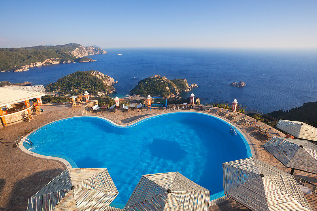 Blick vom Pool des Golden Fox Hotel über die Bucht von Paleokastritsa, Insel Korfu, Ionische Inseln, Griechenland