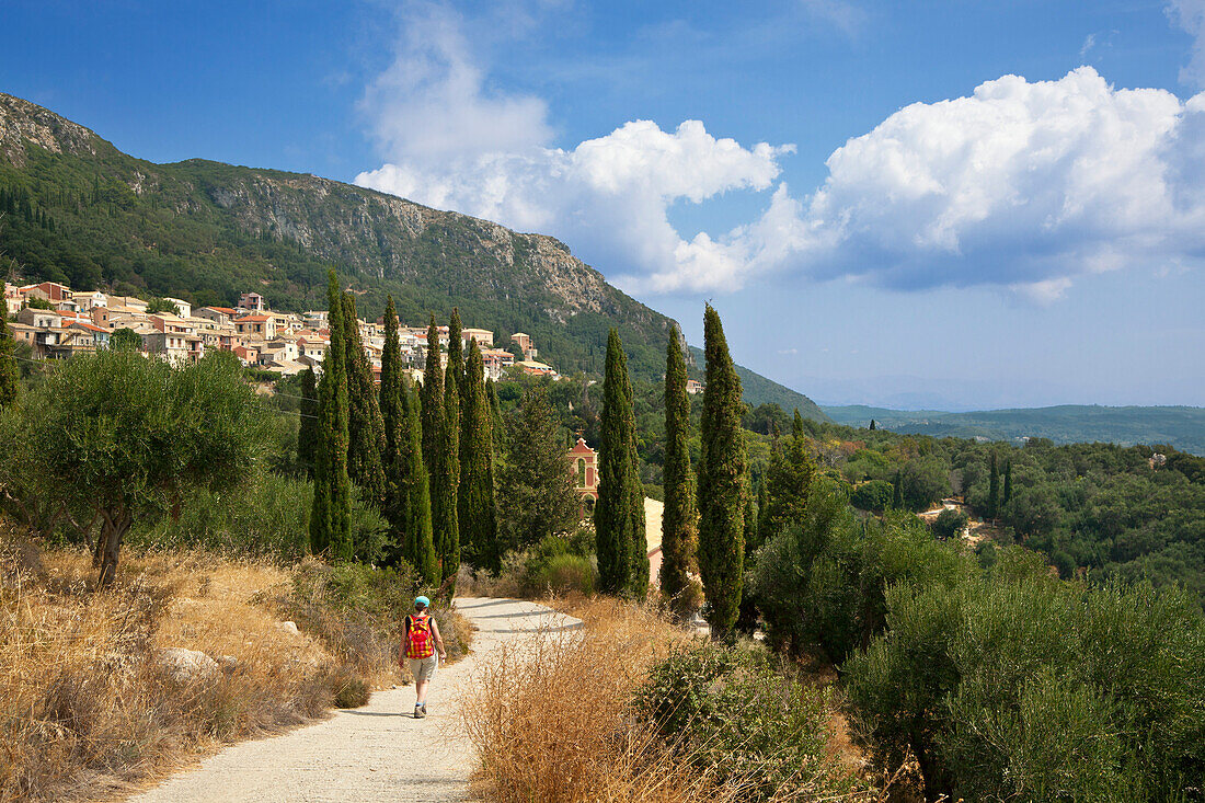 Frau wandert auf dem Weg zum Bergdorf Lakones, oberhalb von Paleokastritsa, Insel Korfu, Ionische Inseln, Griechenland
