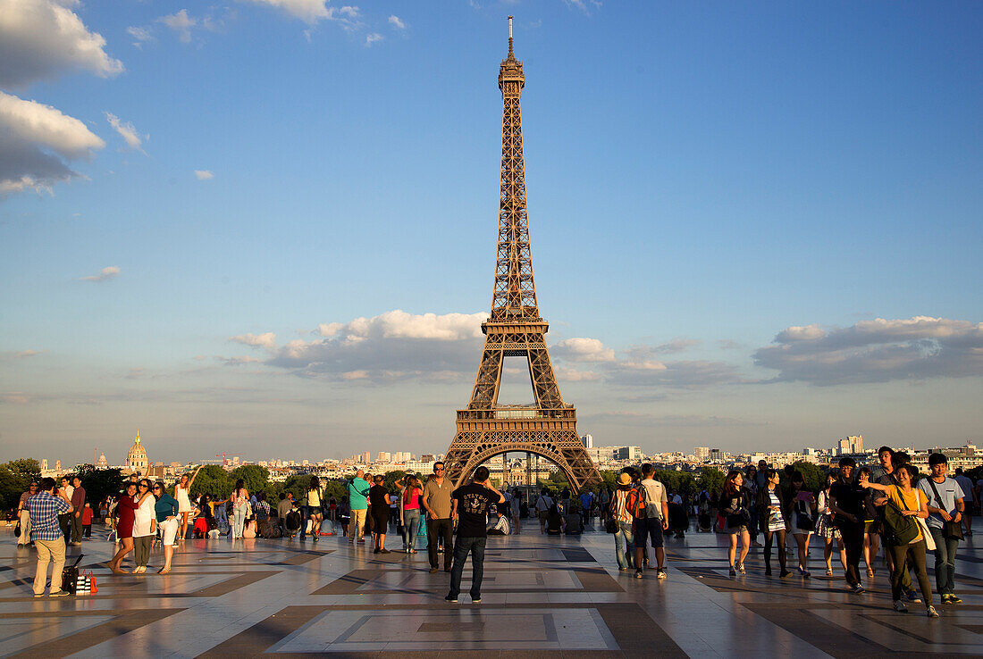 Touristen am Eiffelturm, Paris, Frankreich, Europa