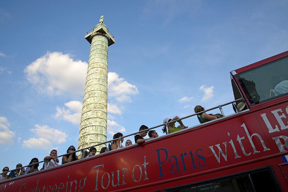 Siegessäule am Place Vendome, Bus im Vordergrund, Paris, Frankreich, Europa