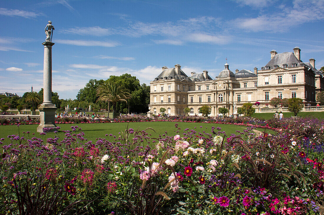 Jardin du Luxembourg mit Palais du Luxembourg im Hintergrund, Paris, Frankreich, Europa