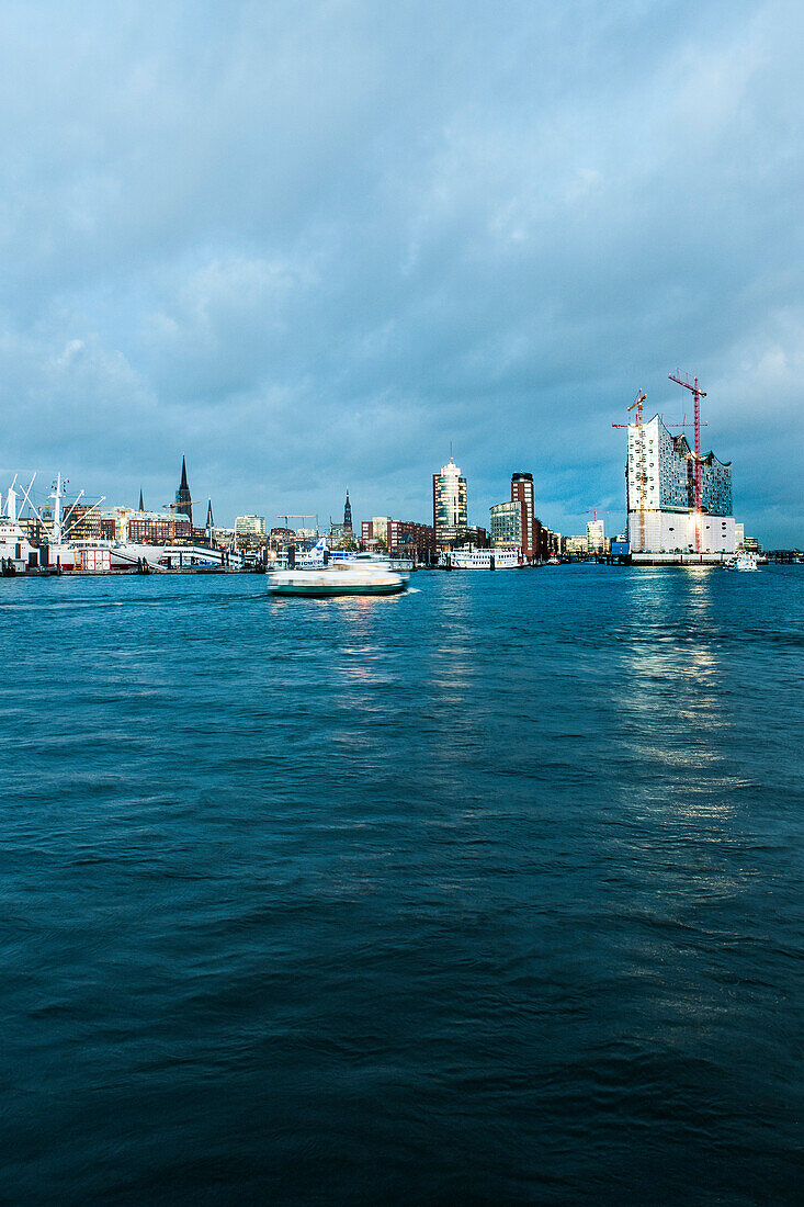 Blick auf HafenCity mit Elbphilharmonie, Hamburg, Deutschland