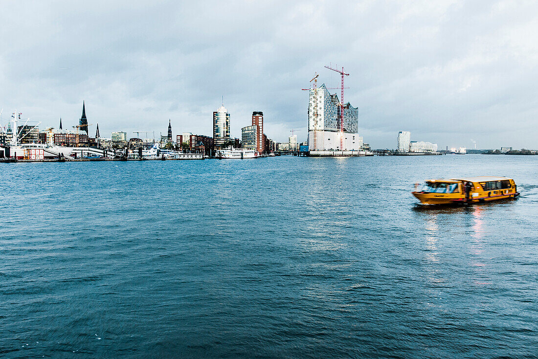 Blick auf HafenCity mit Elbphilharmonie, Hamburg, Deutschland