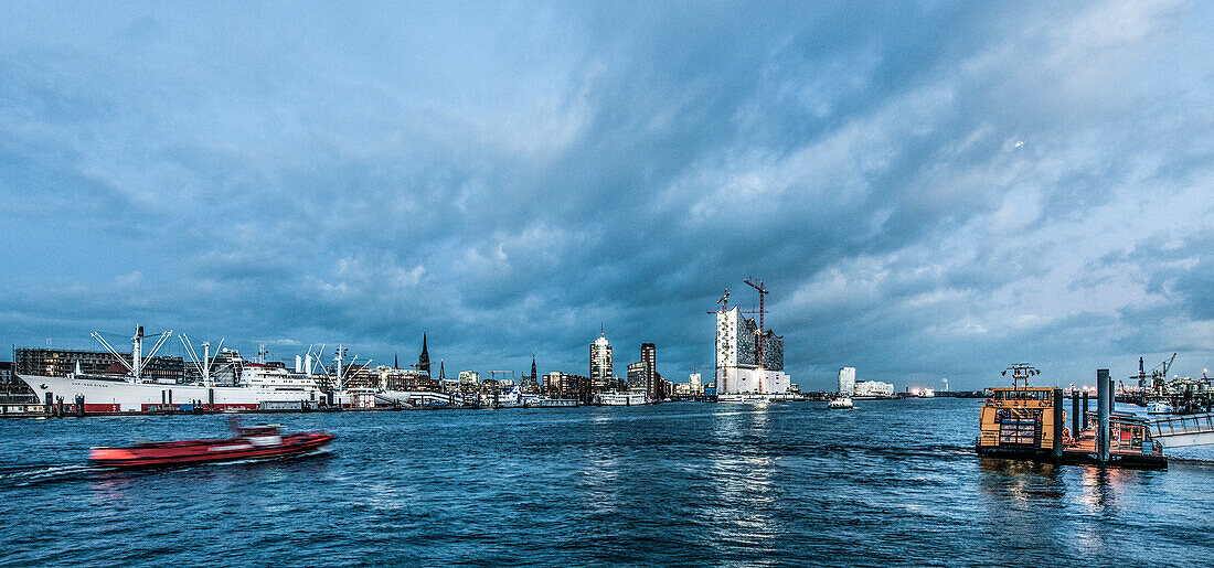 Blick über Elbe auf Landungsbrücken und Elbphilharmonie, Hamburg, Deutschland