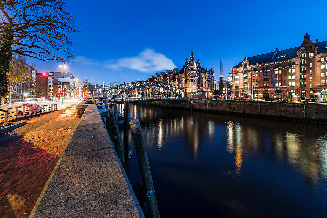 Blick auf die Speicherstadt am Abend, Hamburg, Deutschland