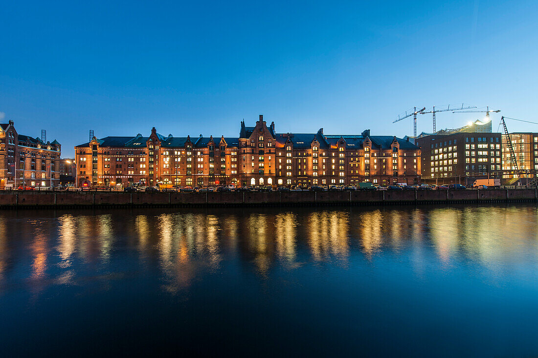 Blick auf die Speicherstadt am Abend, Hamburg, Deutschland