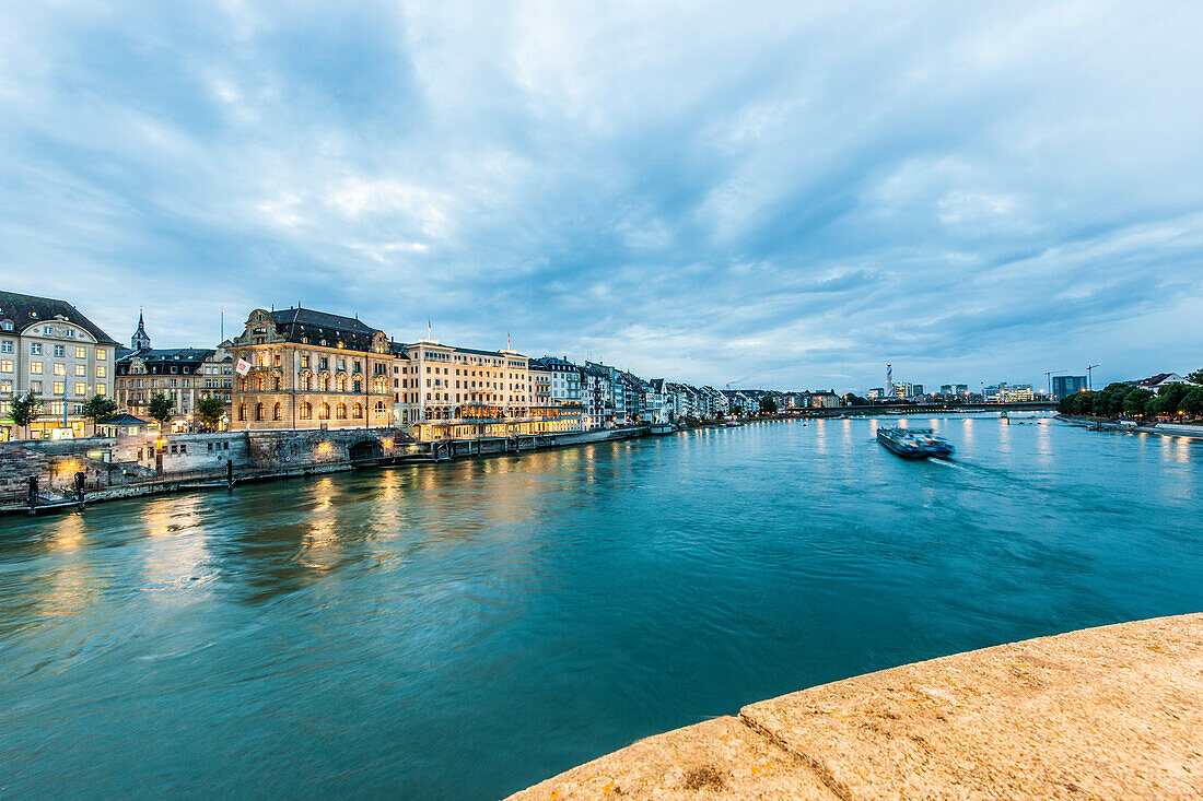 Blick über Rhein auf Hotel Les Trois Rois in der Abenddämmerung, Basel, Kanton Basel-Stadt, Schweiz