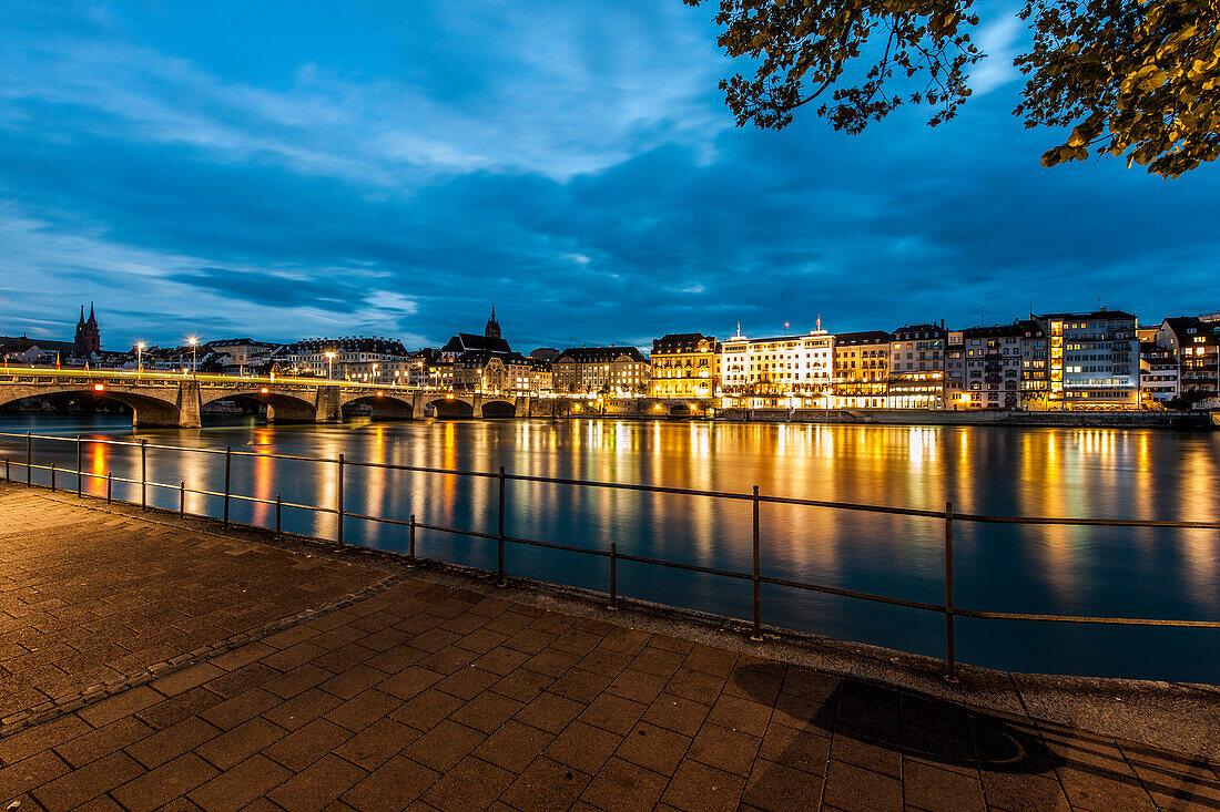 Blick über Rhein mit Mittlere Brücke auf Hotel Les Trois Rois in der Abenddämmerung, Basel, Kanton Basel-Stadt, Schweiz