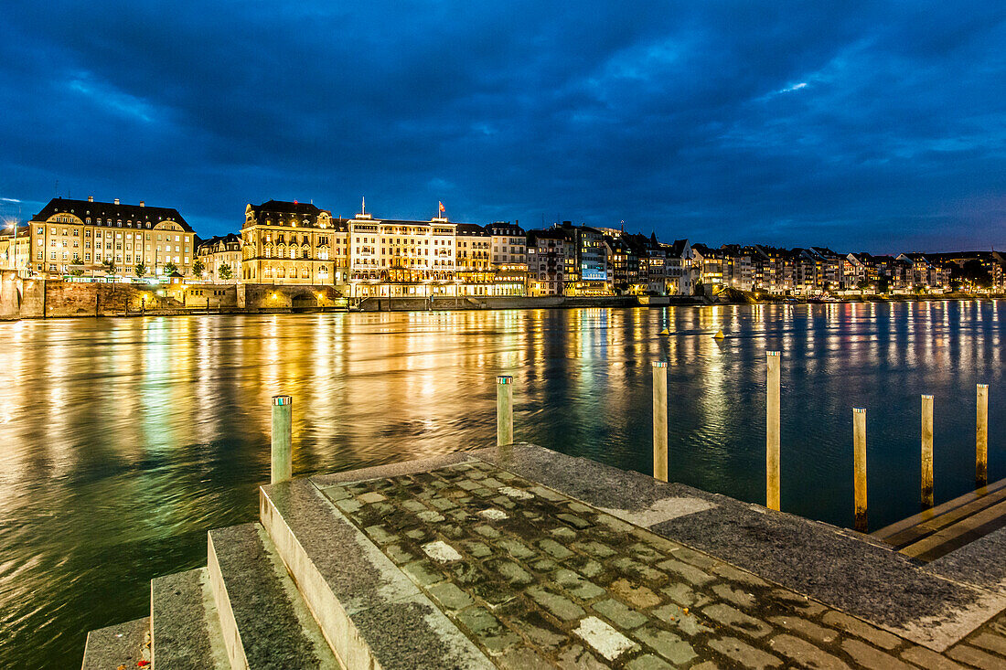 Blick über Rhein auf Hotel Les Trois Rois in der Abenddämmerung, Basel, Kanton Basel-Stadt, Schweiz