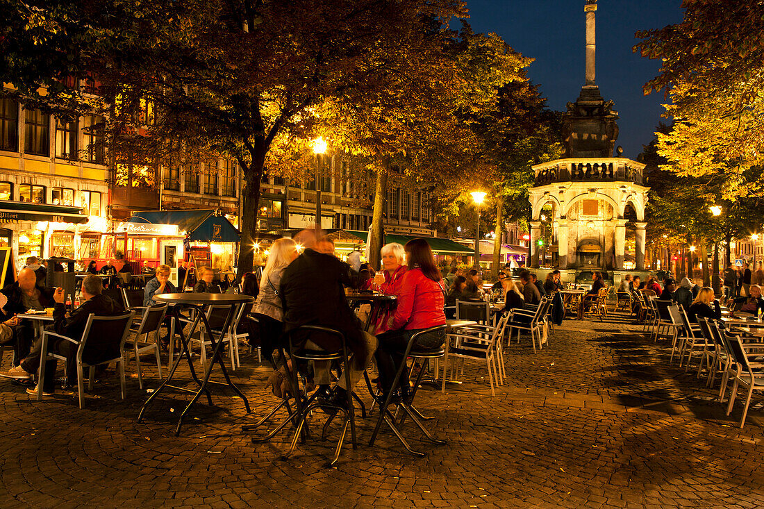 Straßencafe am Place du Marchee, Le Perron im Hintergrund, Lüttich, Wallonien, Belgien