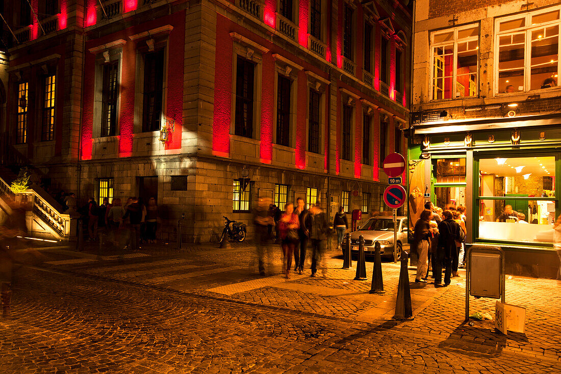 Leute stehen bei einem Imbiss (Friterie du Perron) neben Hotel de Ville an, Lüttich, Wallonien, Belgien