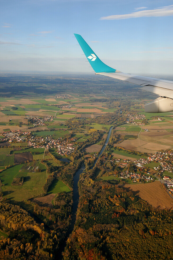 Blick vom Flugzeug (Air Dolomiti), Isar am Flughafen, München, Bayern, Deutschland