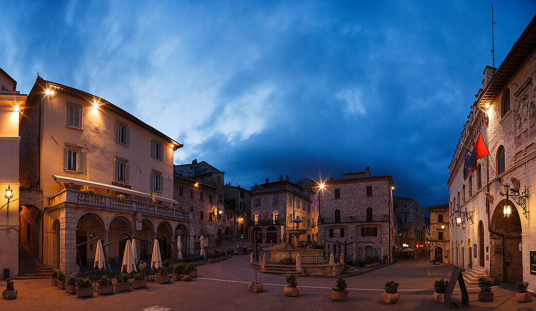 Piazza del Comune, main square with Palazzo dei Priori (r.), UNESCO World Heritage Site, Via Francigena di San Francesco, St. Francis Way, Assisi, province of Perugia, Umbria, Italy, Europe