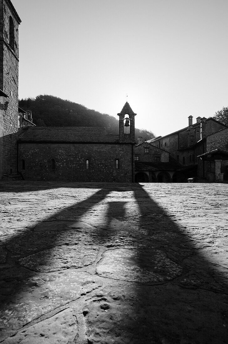 Santa Maria degli Angeli, Kirche mit Glockenturm und Schatten, La Verna, Franziskanerkloster, Kloster, Monte Penna, Franz von Assisi, Via Francigena di San Francesco, Franziskusweg, bei Chiusi della Verna, Provinz Arezzo, Toskana, Italien, Europa