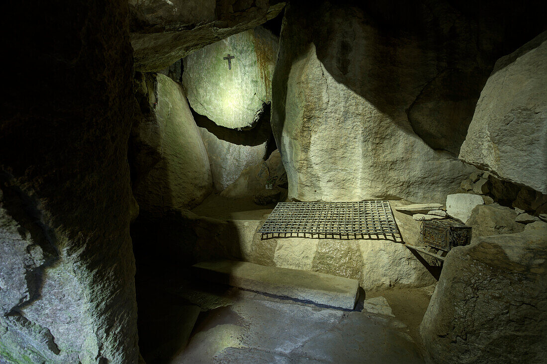 Sasso spicco, grotto with bed of St. Francis, La Verna, Franciscan monastary, Monte Penna, St. Francis of Assisi, Via Francigena di San Francesco, St. Francis Way, near Chiusi della Verna, province of Arezzo, Tuscany, Italy, Europa