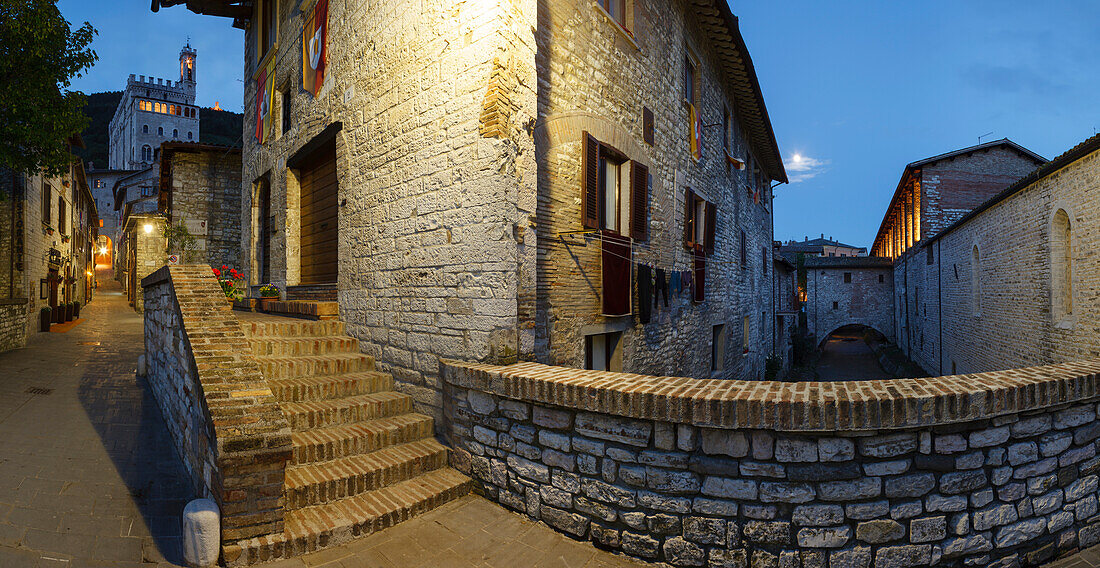 Via A. Piccardi, Treppe und Gasse in der Altstadt, Palazzo dei Consoli, Rathaus im Hintergrund, Franziskus von Assisi, Via Francigena di San Francesco, Franziskusweg, Gubbio, Provinz Perugia, Umbrien, Italien, Europa