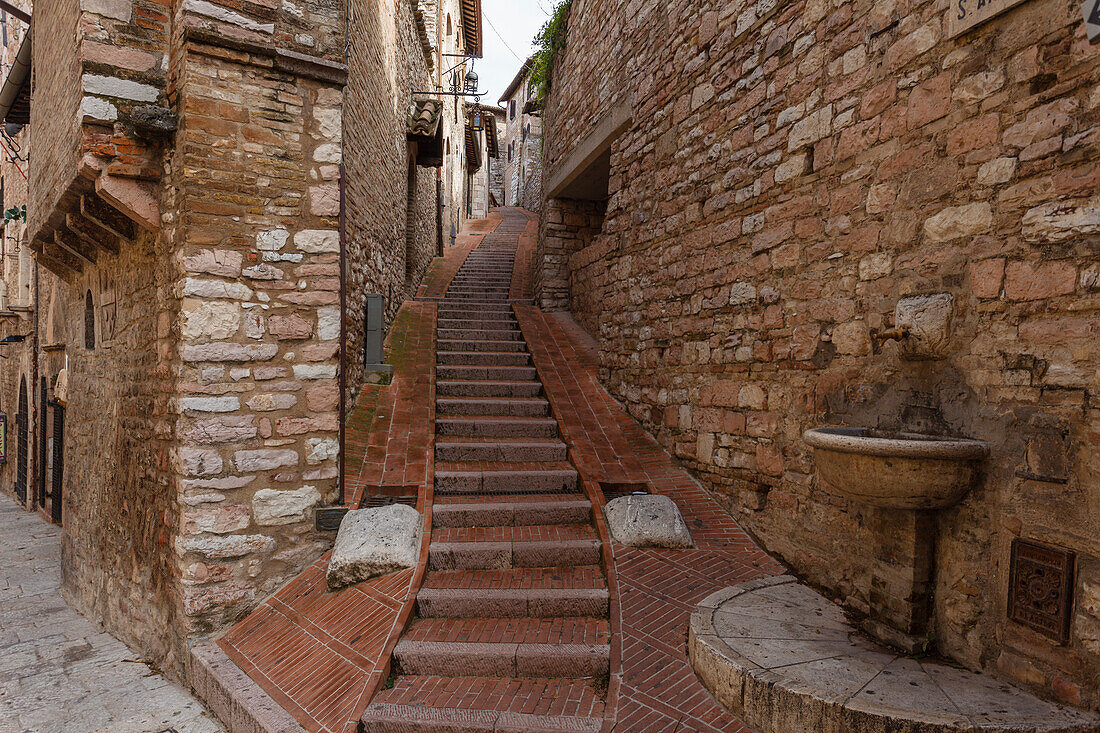 Treppe in einer Gasse von der Via de San Francesco, Assisi, UNESCO Weltkulturerbe, Franziskus von Assisi, Via Francigena di San Francesco, Franziskusweg, Assisi, Provinz Perugia, Umbrien, Italien, Europa