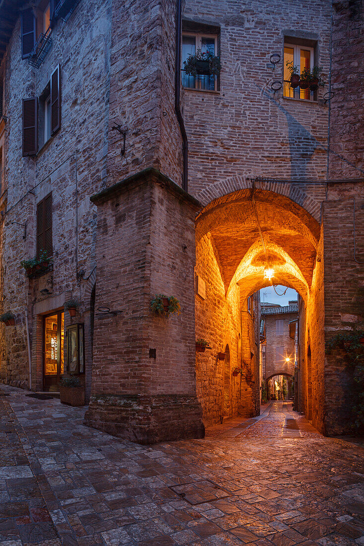 Via San Rufino, alley at night, Assisi, UNESCO World Heritage Site, St. Francis of Assisi, Via Francigena di San Francesco, St. Francis Way, Assisi, province of Perugia, Umbria, Italy, Europe