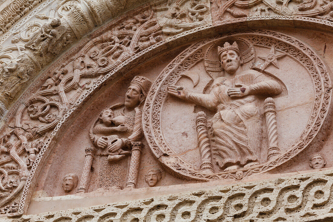 portal of the main entrance with Christ and Mary, Duomo San Rufino, Cathedral of San Rufino, Romanesque facade, Assisi, UNESCO World Heritage Site, Via Francigena di San Francesco, St. Francis Way, Assisi, province of Perugia, Umbria, Italy, Europe