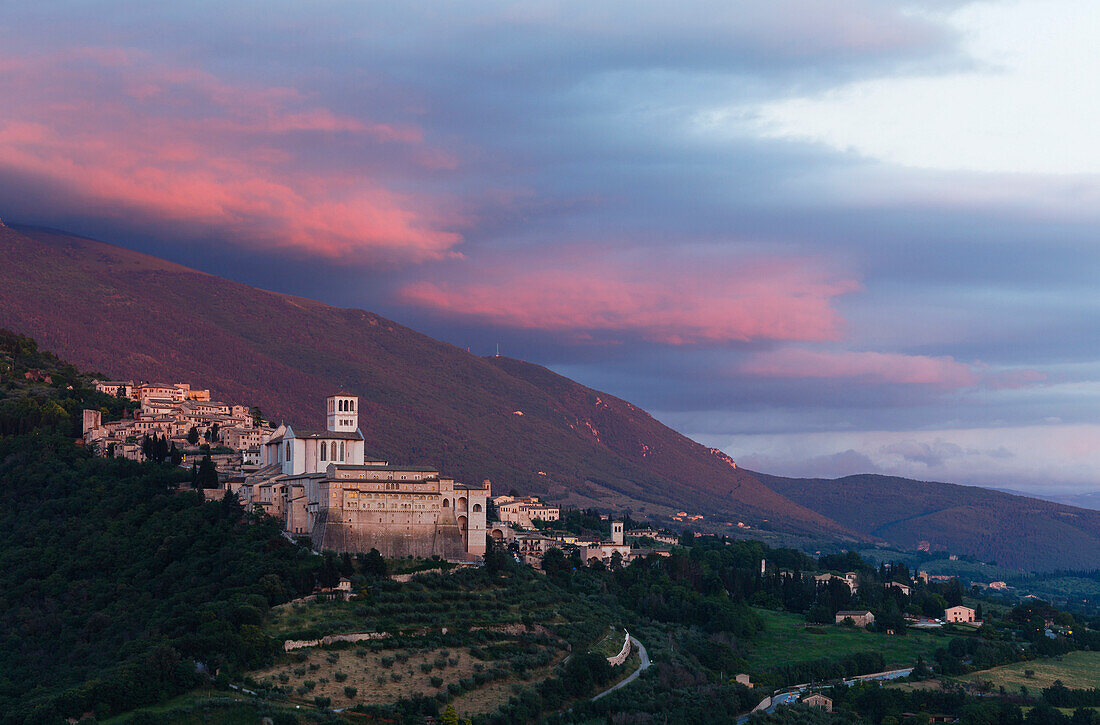 Assisi mit Basilika San Francesco im Abendlicht, UNESCO Weltkulturerbe, Franziskus von Assisi, Via Francigena di San Francesco, Franziskusweg, Assisi, Provinz Perugia, Umbrien, Italien, Europa