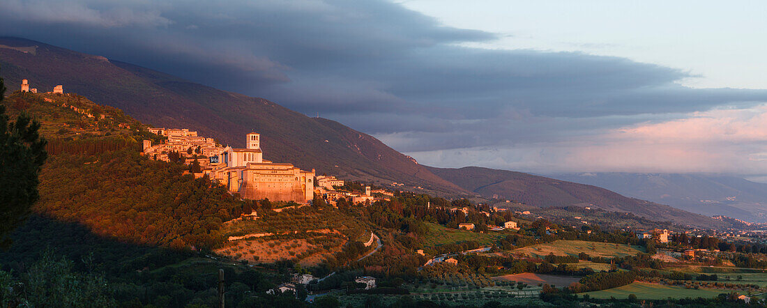 Assisi mit Basilika San Francesco im Abendlicht, UNESCO Weltkulturerbe, Franziskus von Assisi, Via Francigena di San Francesco, Franziskusweg, Assisi, Provinz Perugia, Umbrien, Italien, Europa