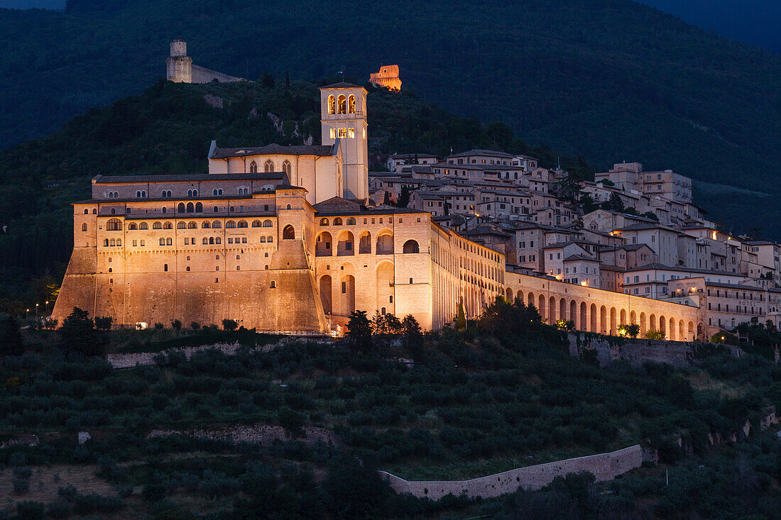 Assisi mit Basilika San Francesco im Abendlicht, UNESCO Weltkulturerbe, Franziskus von Assisi, Via Francigena di San Francesco, Franziskusweg, Assisi, Provinz Perugia, Umbrien, Italien, Europa