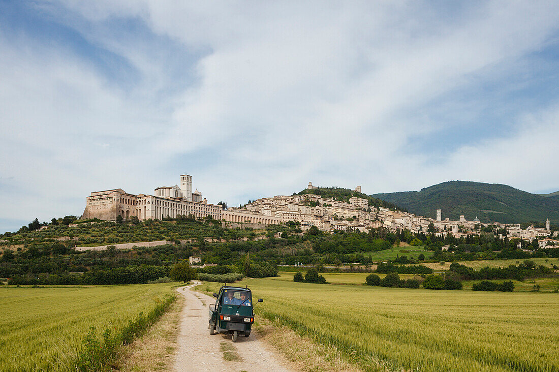 Typical mini pick up, Assisi with Basilica of San Francesco d Assisi in the background, UNESCO World Heritage Site, St. Francis of Assisi, Via Francigena di San Francesco, St. Francis Way, Assisi, province of Perugia, Umbria, Italy, Europe