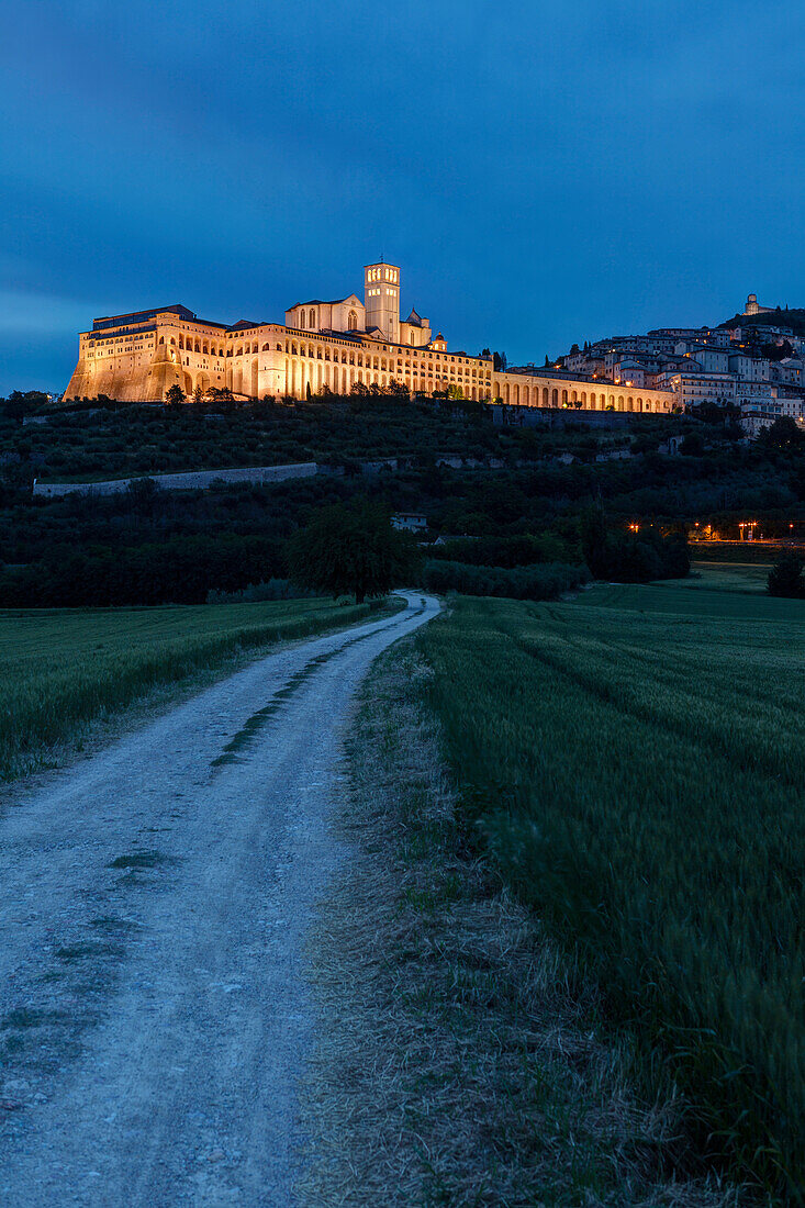 Assisi with Basilica of San Francesco d Assisi in the evening light, UNESCO World Heritage Site, St. Francis of Assisi, Via Francigena di San Francesco, St. Francis Way, Assisi, province of Perugia, Umbria, Italy, Europe