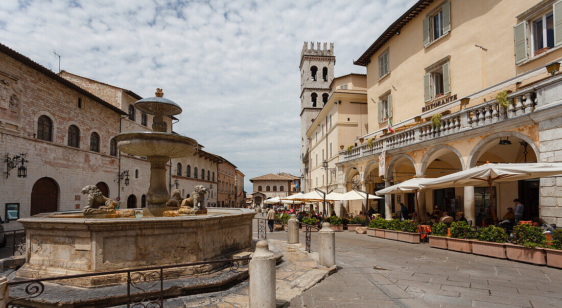 Brunnen mit drei Löwen aus dem 16. Jhd., Piazza del Comune, Assisi, UNESCO Weltkulturerbe, Franziskus von Assisi, Via Francigena di San Francesco, Franziskusweg, Assisi, Provinz Perugia, Umbrien, Italien, Europa