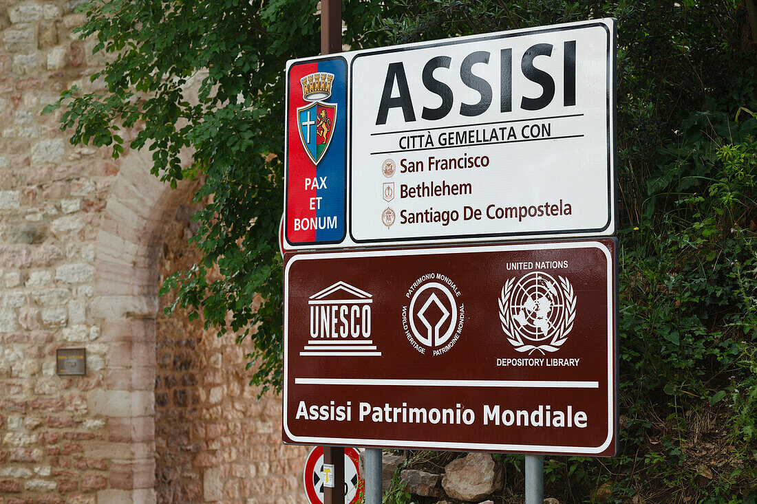 Signpost for twin citiis and UNESCO world heritage Site, Assisi, St. Francis of Assisi, Via Francigena di San Francesco, St. Francis Way, Assisi, province of Perugia, Umbria, Italy, Europe