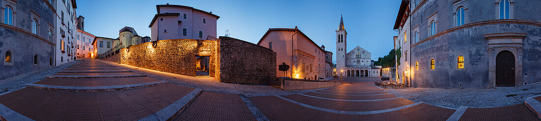 Duomo S. Maria Assunta im Abendlicht, Dom aus dem 12th. century, Romanik, Valle Umbra, Franziskus von Assisi, Via Francigena di San Francesco, Franziskusweg, Spoleto, Provinz Perugia, Umbrien, Italien, Europa