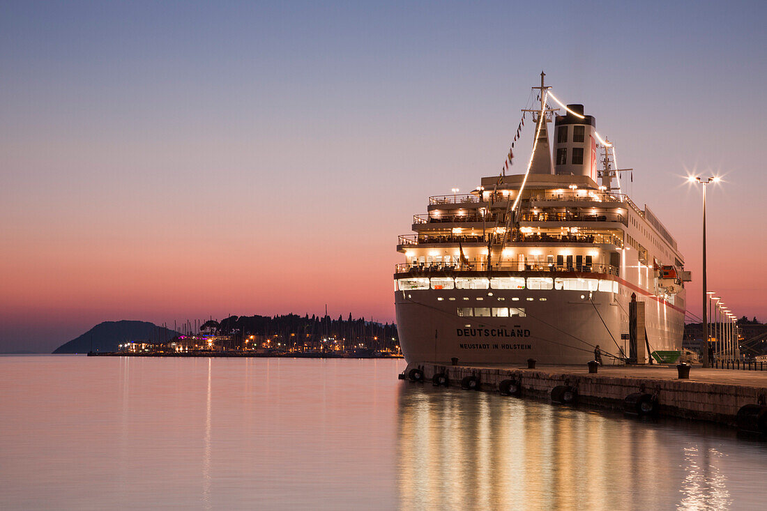 Kreuzfahrtschiff MS Deutschland, Reederei Peter Deilmann, an der Pier in der Abenddämmerung, Split, Dalmatien, Kroatien, Europa