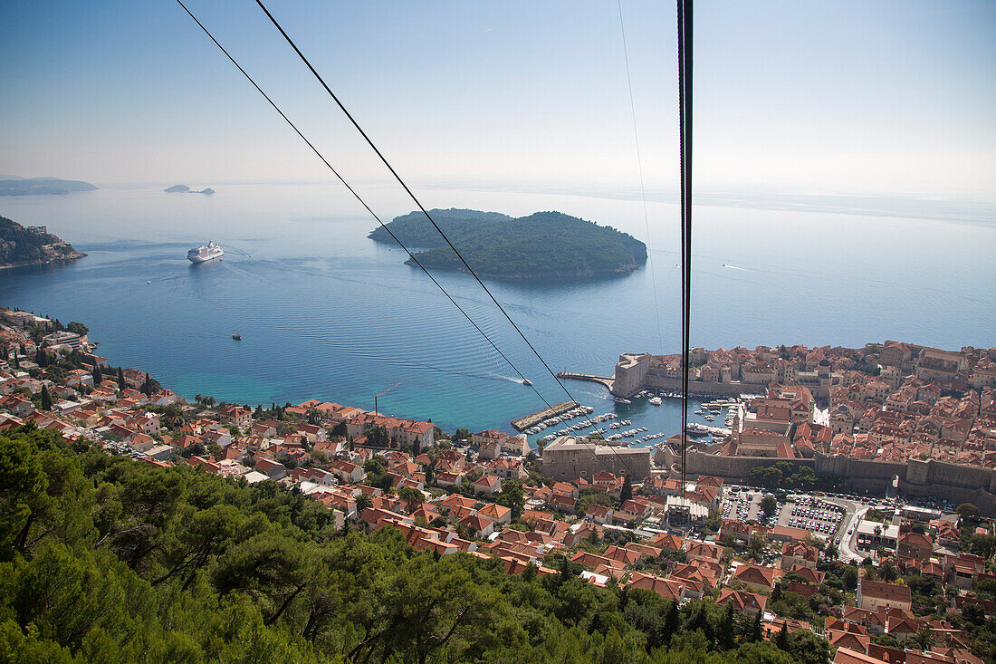 Blick über Altstadt und Hafen von der Dubrovnik Seilbahn am Berg Sdr, Dubrovnik, Dalmatien, Kroatien, Europa