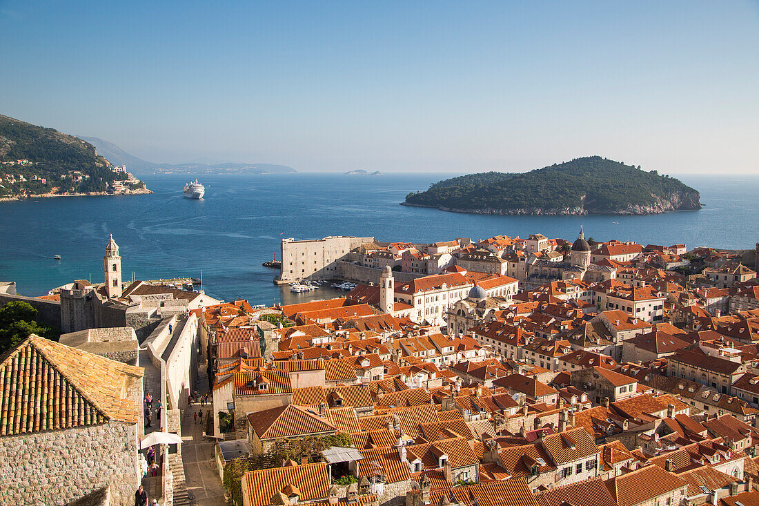 Blick vom Minceta Turm an der Stadtmauer auf die Dächer der Altstadt mit Insel und Kreuzfahrtschiff MV Silver Spirit, Silversea Cruises, auf Reede im Hafen, Dubrovnik, Dalmatien, Kroatien, Europa