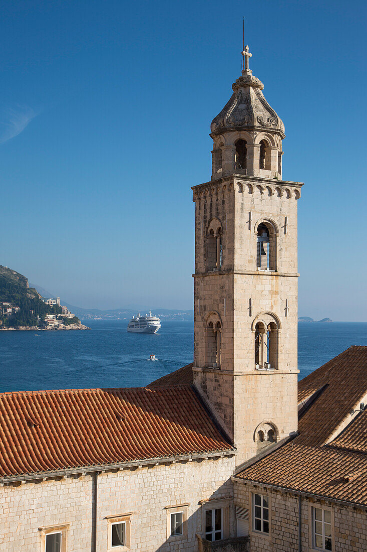 Blick von der Stadtmauer auf Kirchturm in der Altstadt und Kreuzfahrtschiff MV Silver Spirit, Silversea Cruises, auf Reede im Hafen, Dubrovnik, Dalmatien, Kroatien, Europa