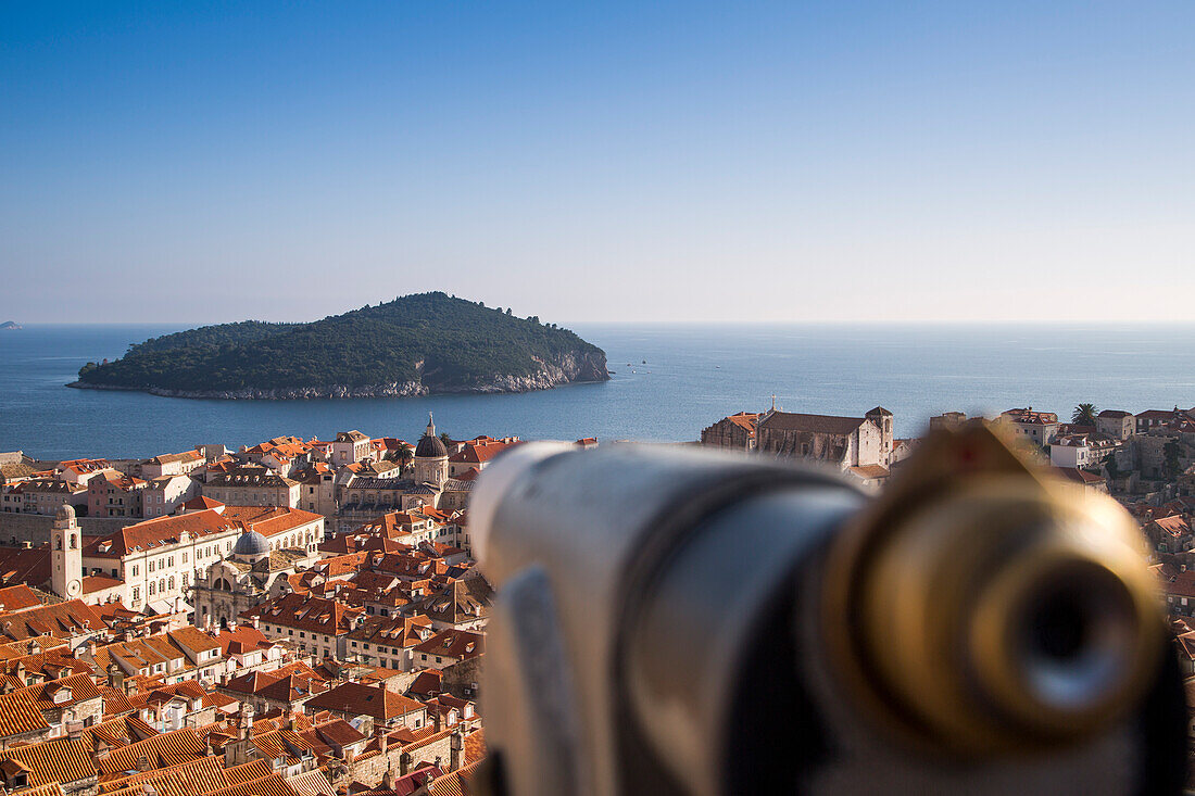 Blick vom Minceta Turm an der Stadtmauer auf die Dächer der Altstadt mit Fernrohr im Vordergrund, Dubrovnik, Dalmatien, Kroatien, Europa