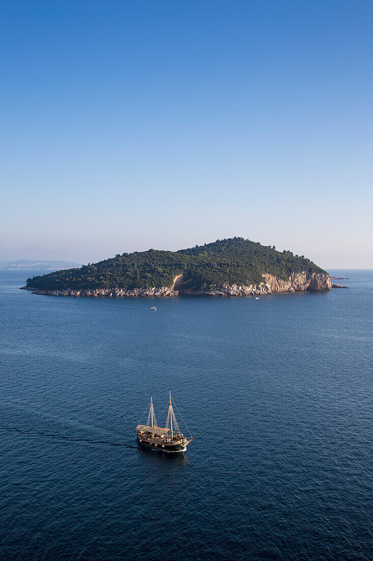 Blick von der Stadtmauer der Altstadt auf traditionelles Ausflugsboot und Insel vor der Küste, Dubrovnik, Dalmatien, Kroatien, Europa