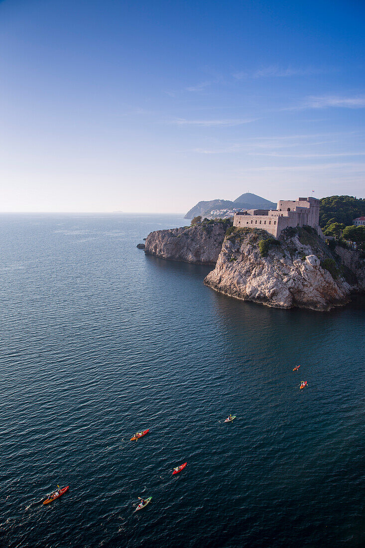 Blick von der Stadtmauer der Altstadt auf Kajakfahrer während einer Tour vor der Küste, Dubrovnik, Dalmatien, Kroatien, Europa