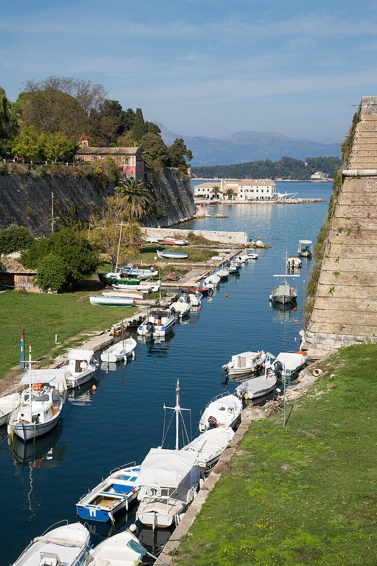 Fischerboote im Kanal zwischen Alter Festung und Esplanade, Kerkyra, Stadt Korfu, Korfu, Ionische Inseln, Griechenland, Europa