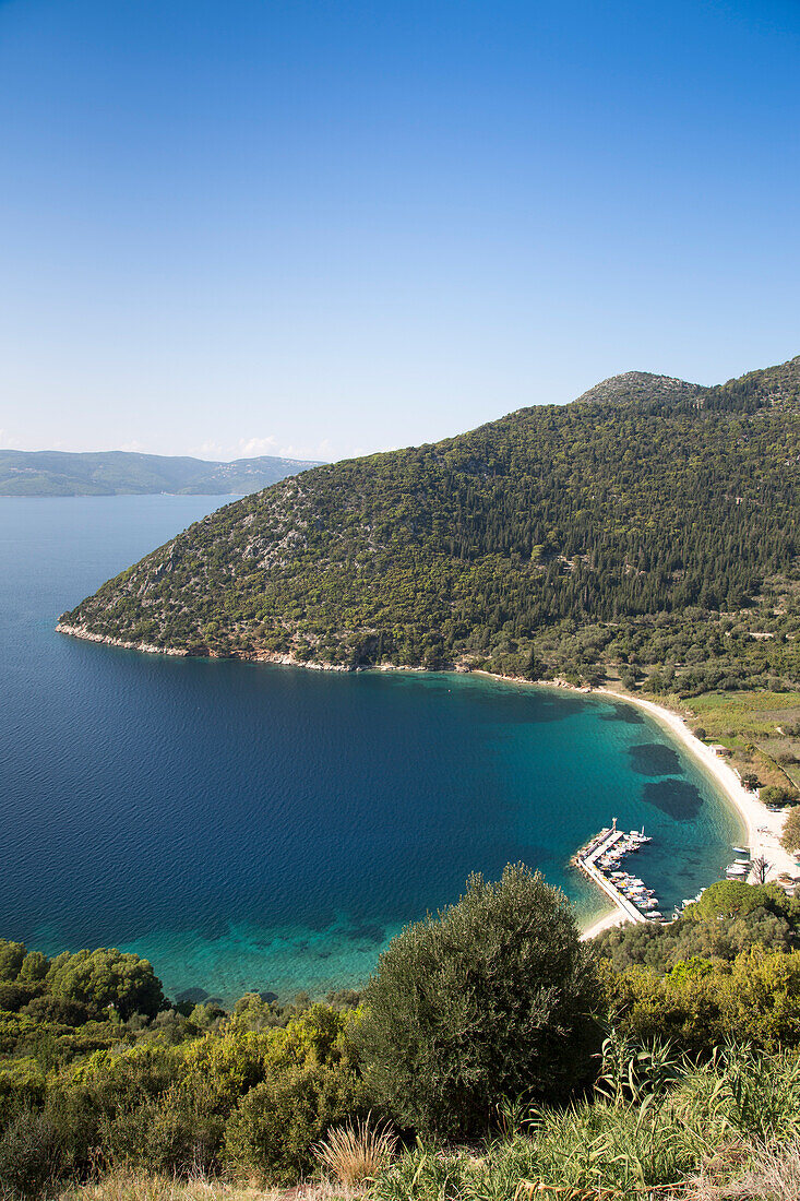 Fischerboote an der Pier, Strand und Küste nahe Lefki, Ithaka, Ionische Inseln, Griechenland, Europa