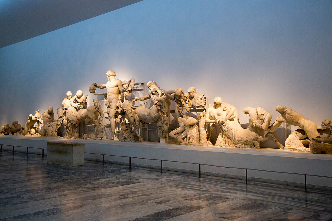 Statuen im Museum der Olympischen Spiele der Antike, Olympia, Elis, Peloponnes, Griechenland, Europa