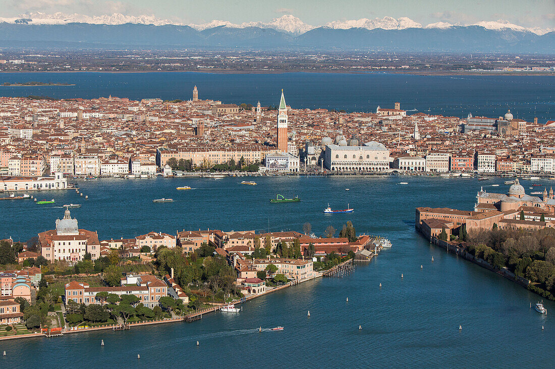Stadtansicht Venedig, Luftaufnahme von Giudecca und San Giorgio Maggiore aus der Luft mit Campanile di San Marco, im Hintergrund schneebedeckte Alpen, Venedig, Italien