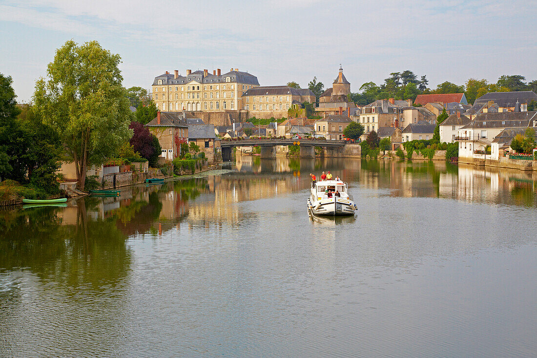 Blick auf Altstadt von Sablé-sur-Sarthe, Hausboot, Sarthe, Dept. Sarthe, Region Pays de la Loire, Frankreich, Europa