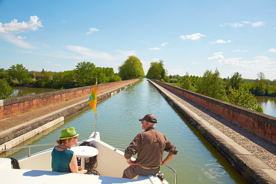 Hausboot auf der Pont-canal du Cacor, Canal de Garonne, Dept. Tarn-et-Garonne, Region Aquitaine, Frankreich, Europa