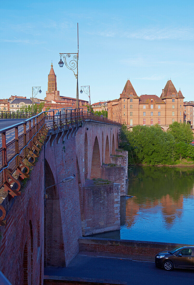 Blick auf Montauban, Musée Ingres, Pont Vieux, Église Saint-Jacques, Tarn, Dept. Tarn-et-Garonne, Region Aquitaine, Frankreich, Europa