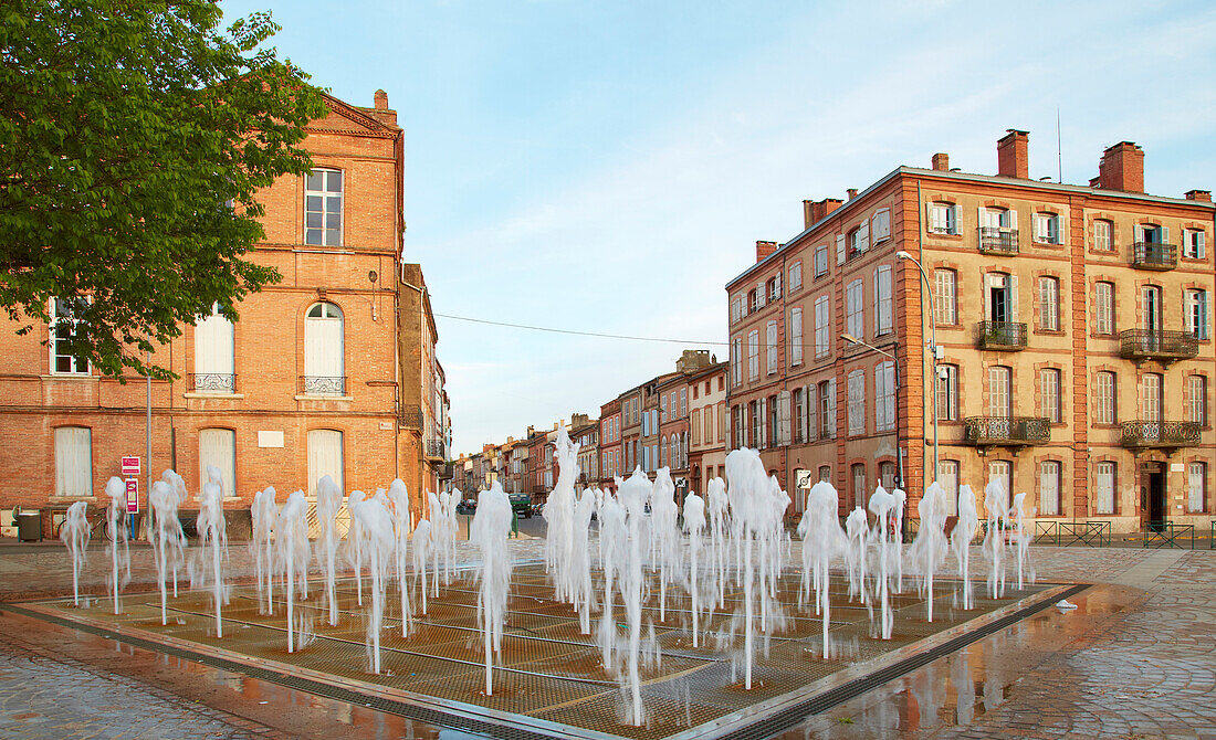 Fountain, Faubourg de Moustier, Old city, Montauban, Dept. Tarn-et-Garonne, Region Aquitaine, France, Europe