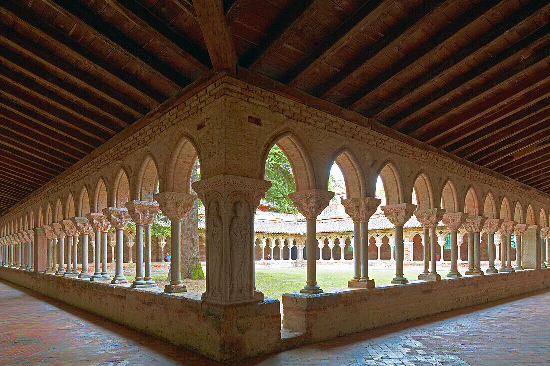 Cloister of L'Abbaye Saint-Pierre at Moissac, Dept. Tarn-et-Garonne, Region Aquitaine, France, Europe