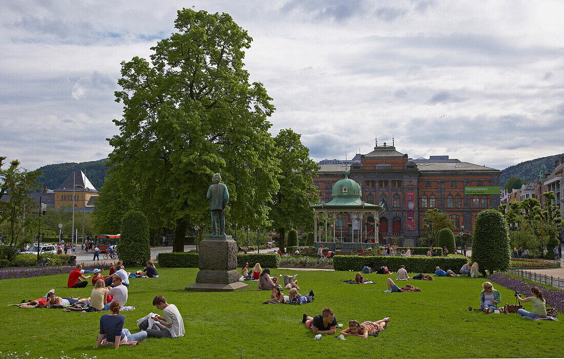 Byparken in Bergen, Musikpavillon und, Vestlandske Kunstindustrimuseum, Provinz Hordaland, Vestlandet, Norwegen, Europa