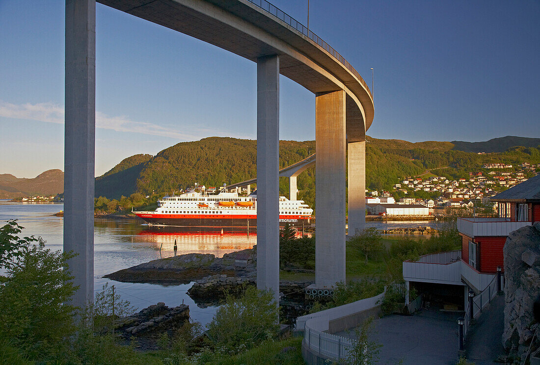 MS, Nordnorge, der Hurtigruten im Ulvesund unter der Brücke von Malöy, Insel Vagsöy, Provinz Sogn og Fjordane, Vestlandet, Norwegen, Europa